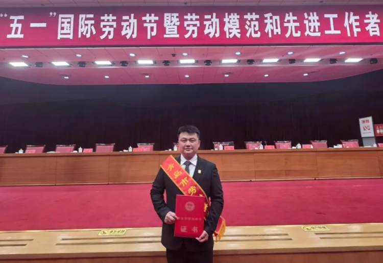 徐尚获评青岛市劳动模范 青岛西海岸再获官方背书 徐尚获评青岛市劳动模范 青岛西海岸再获官方背书