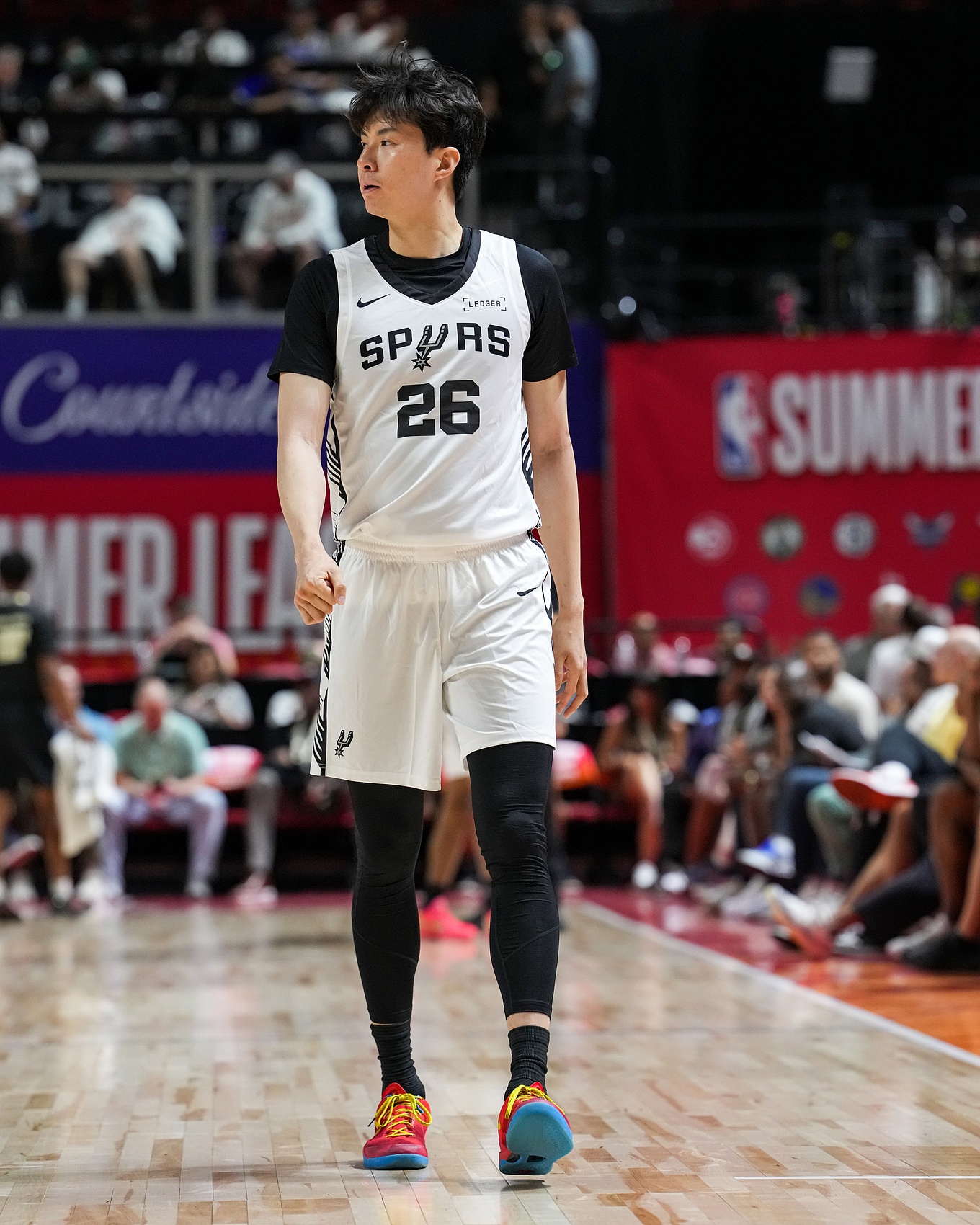 李贤重三分5中3填满数据栏 马刺夏联86-81胜太阳