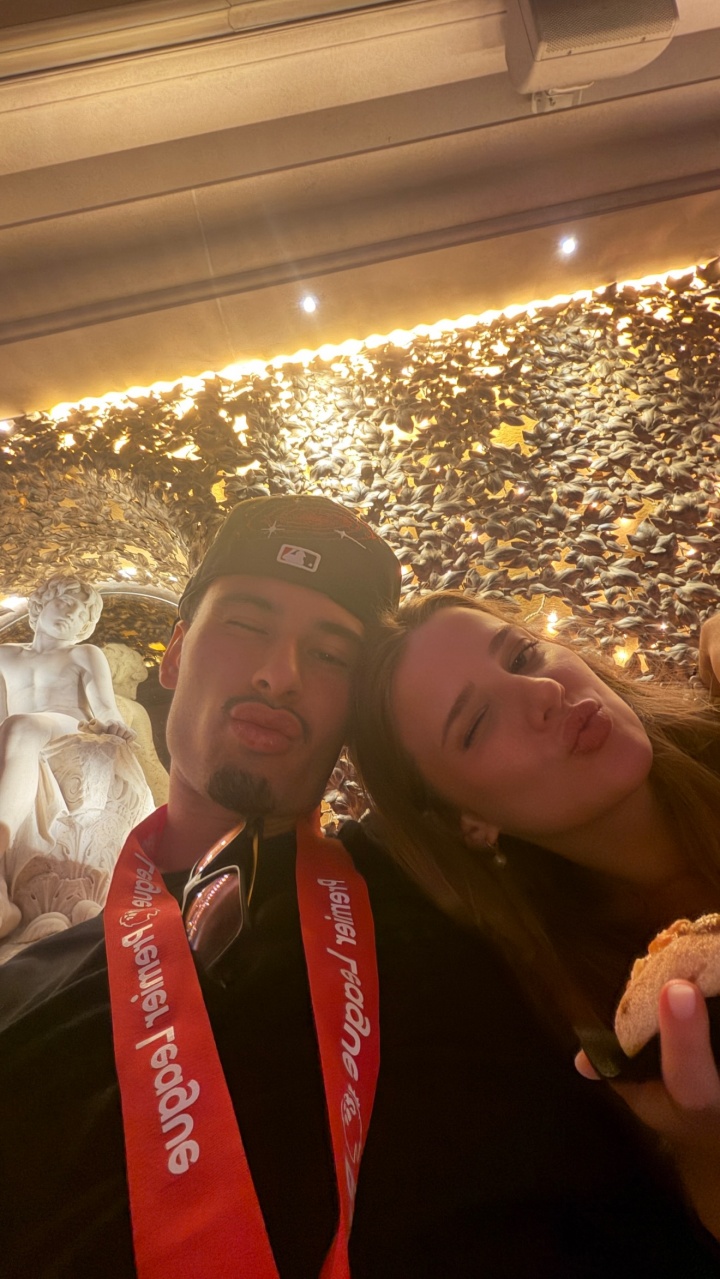 社媒晒照：马丁内利未婚妻陪同见证阿森纳英超夺冠