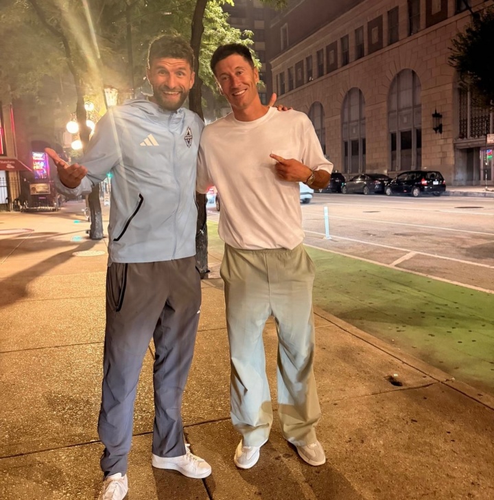 佩德里夺冠后晒亲吻照 哈兰德C罗开启度假 足坛休赛期社交动态汇总