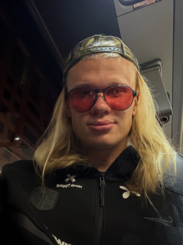 佩德里夺冠后晒亲吻照 哈兰德C罗开启度假 足坛休赛期社交动态汇总
