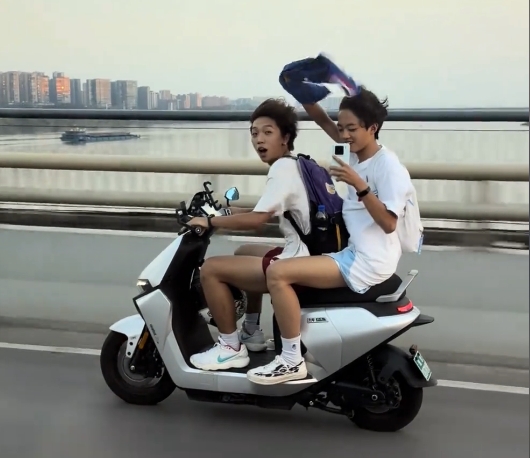 保罗·乔治遭中国球迷电动车追车：至少戴个头盔