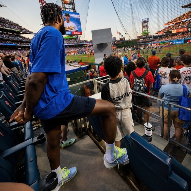 2米13巨人坐MLB看台,恩比德双腿无处安放 2米13巨人坐MLB看台,恩比德双腿无处安放