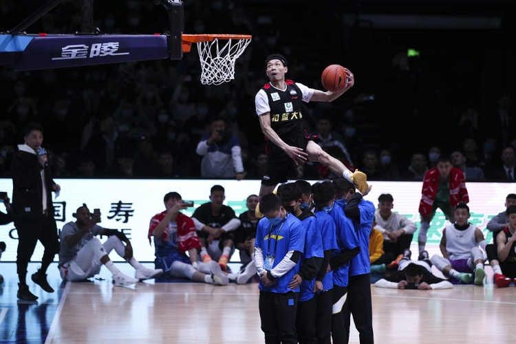 陈登星:常看卡特扣篮但偶像是科比 成DUNKMAN首位中国选手