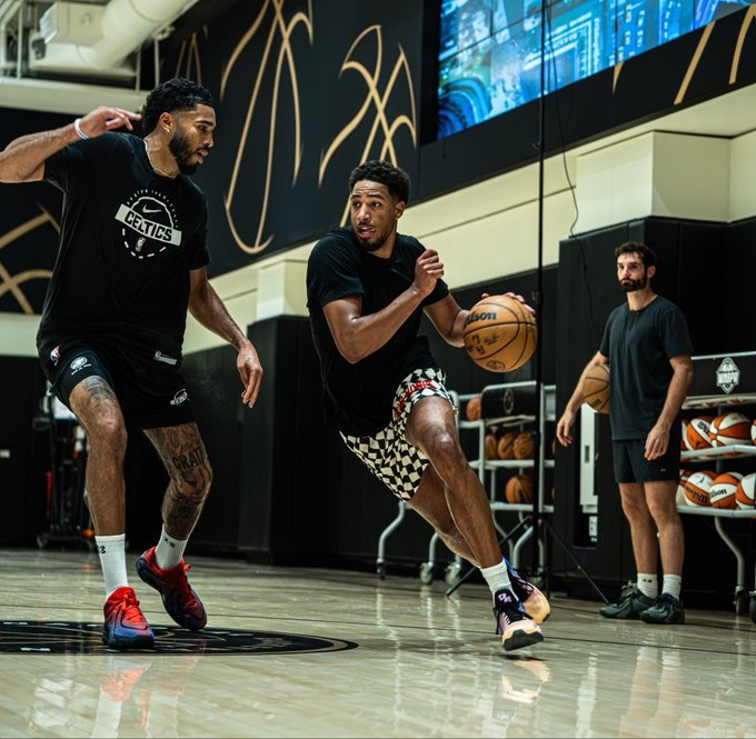 跟腱兄弟合练 训练师晒塔图姆哈利伯顿对抗照