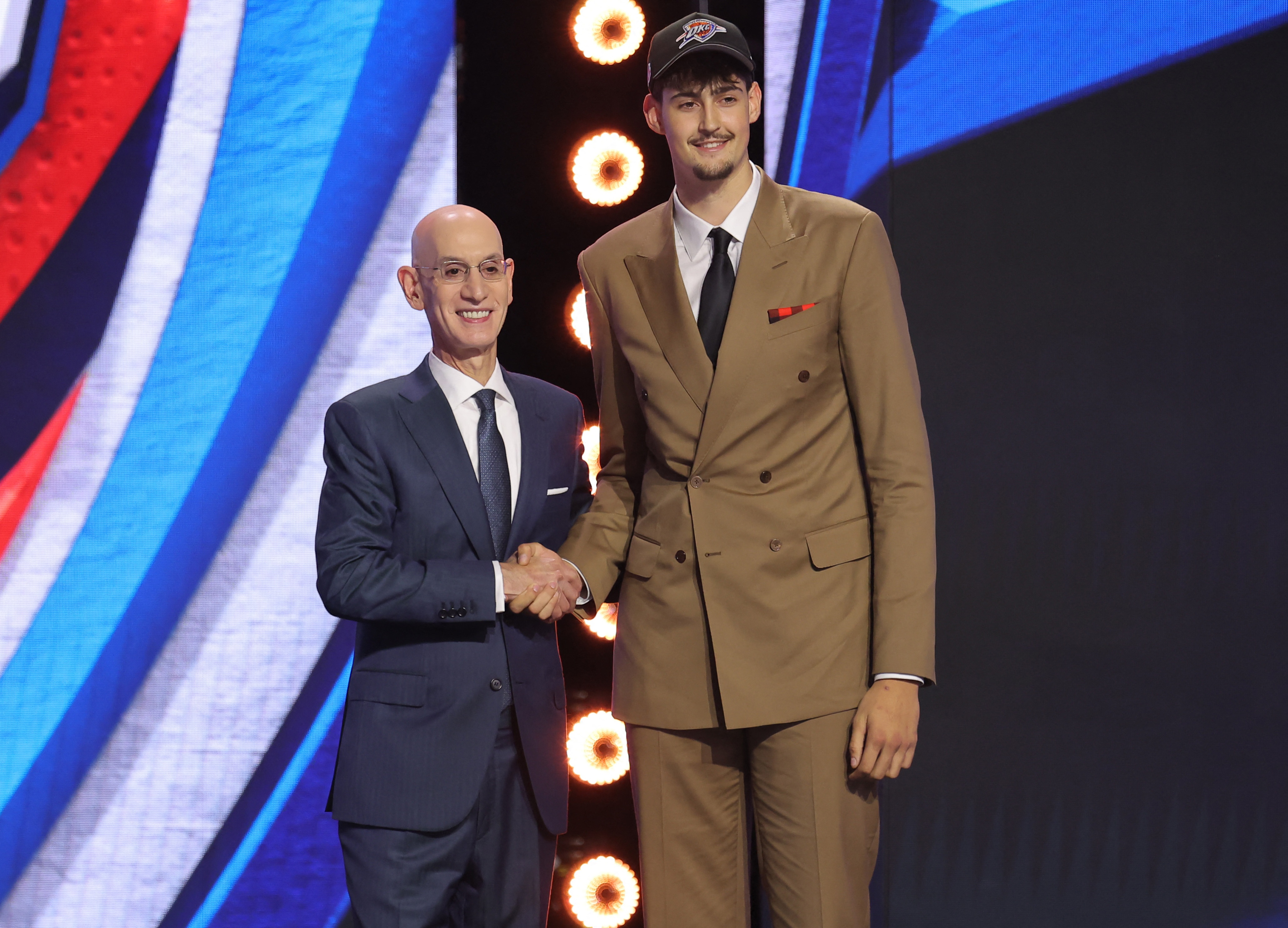 詹姆斯加盟76人跃升第5,雷霆马刺尼克斯居前三,NBA休赛期实力榜巨震 詹姆斯加盟76人跃升第5,雷霆马刺尼克斯居前三,NBA休赛期实力榜巨震