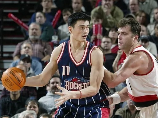 空间决定中锋价值：姚明时代低位压制高位策应
