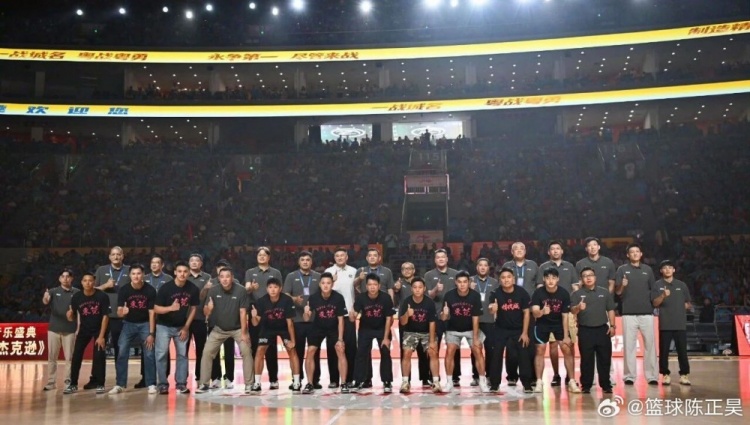 东莞108-73深圳夺粤BA冠军 解说晒名宿合影:徐杰配这阵容能刷30助攻