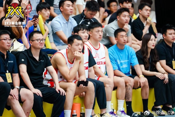 徐杰现身3x3黄金联赛现场 参与互动观战 徐杰现身3x3黄金联赛现场 参与互动观战
