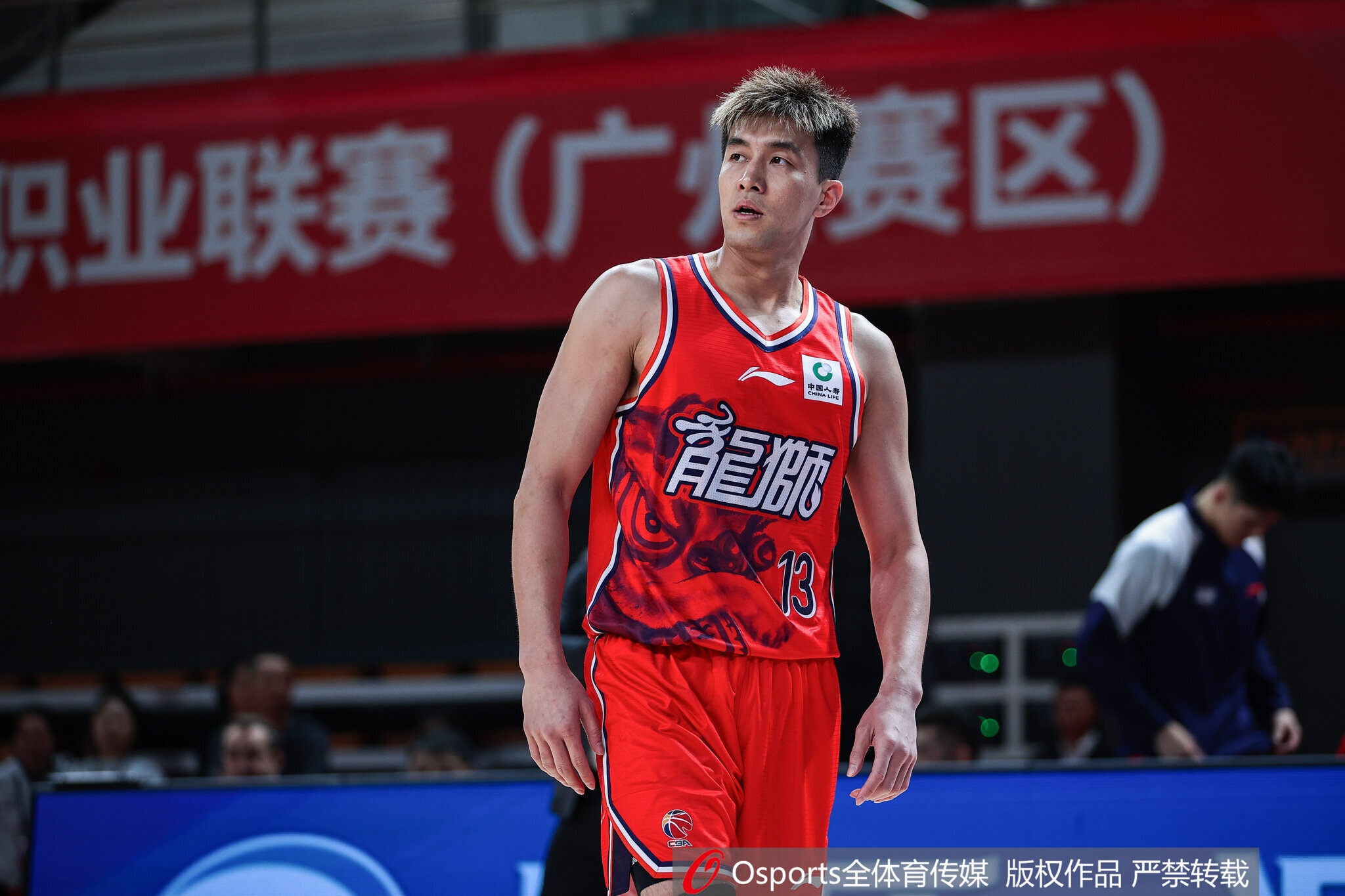 中国男篮92-74击败中国台北 郭艾伦解说席调侃：生死战还得我来