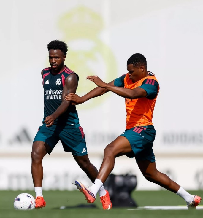 皇马双新援首训姆巴佩归队 周三客战拉科争特蕾莎杯 皇马双新援首训姆巴佩归队 周三客战拉科争特蕾莎杯