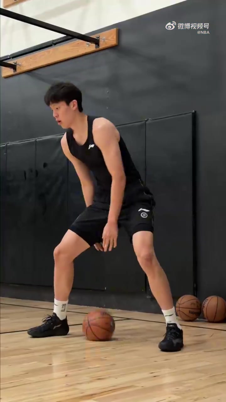 杨瀚森与JJJ合练自曝被打爆 小乔丹全程场边指导