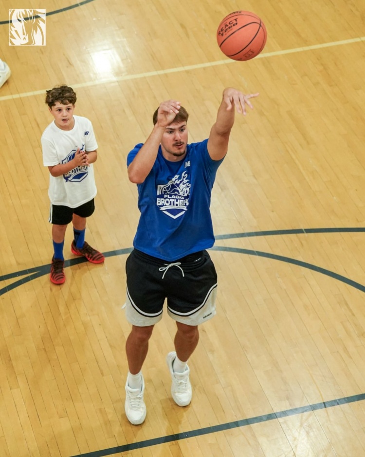 弗拉格兄弟连续三年缅因州办训练营 独行侠官方晒照