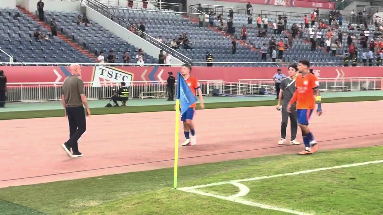 足协杯0-3完败海港!泰山队球员赛后谢场球迷高喊:继续战斗 足协杯0-3完败海港!泰山队球员赛后谢场球迷高喊:继续战斗